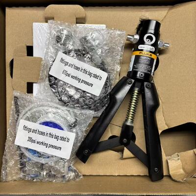 پمپ آزمایش پنوماتیک Fluke 700PTP-1 با وزن 1.43 پوند و ظرفیت 650 گرم برای فشار سنج فرقی