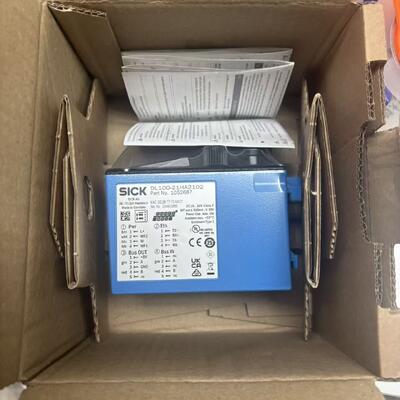 Sick DL100-21HA2102 سنسور فاصله بازتاب داخلی با وضوح 0.1 میلی متر